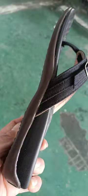 Sidevisning av орtopediske flip-flops, viser tykk såle og god demping. Komfortsko.