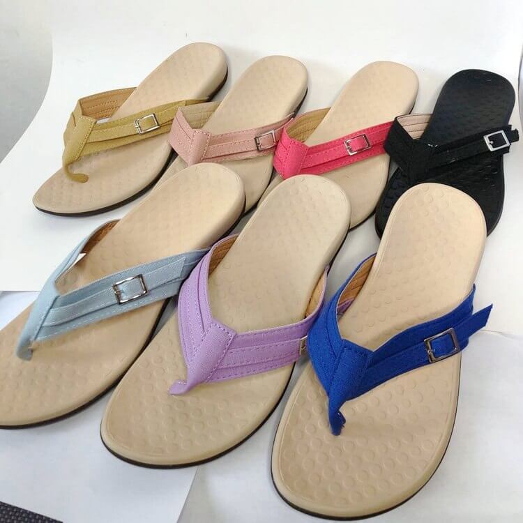 Nærbilde av teksturert reim på ortopediske flip-flops, forbedrer komforten.