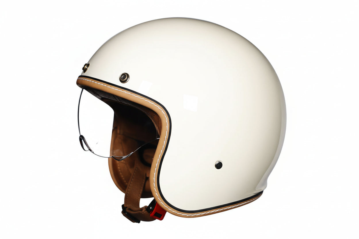 Stilfull retro motorsykkelhjelm med visir, ideell for pendling og lengre turer.