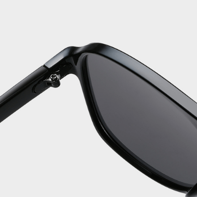 Detaljbilde av hengslene på unisex retro aviator solbriller, viser kvalitet og UV400 beskyttelse.