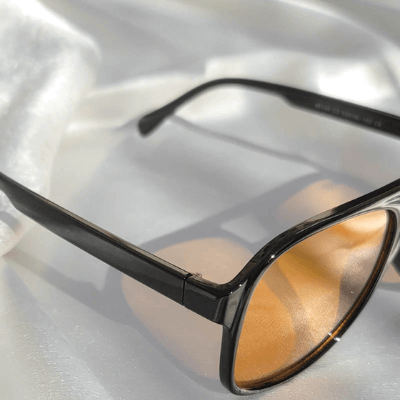 Svart-hvitt bilde av unisex retro aviator solbriller, tidløs eleganse med UV400.