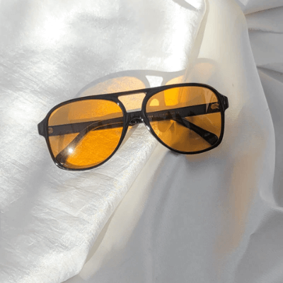 Nærbilde av glassene på unisex retro aviator solbriller, understreker UV400 og kvalitet.