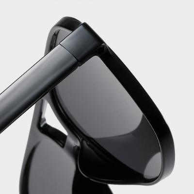 Robuste unisex aviator solbriller med tykke sorte bøyler og mørke glass, perfekt UV400 mote.