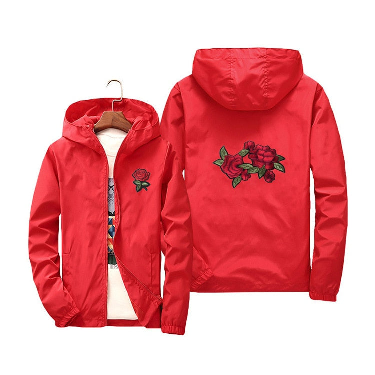 Modell viser unisex Roses vindjakke, en allsidig og funksjonell ytterjakke for sport og fritid.