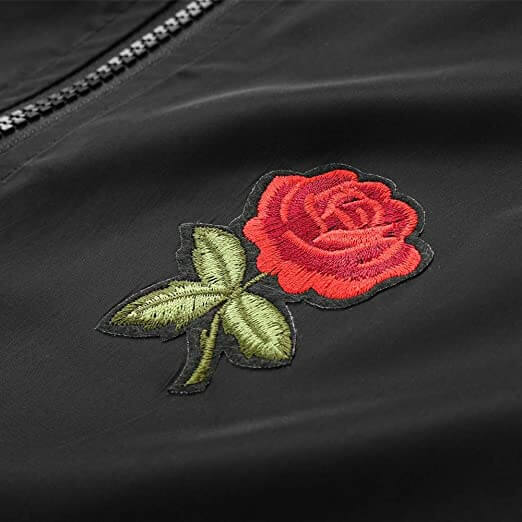 Detalj av hette på Roses vindjakke, gir ekstra værbeskyttelse, en sporty og lettvekts fritidsjakke.