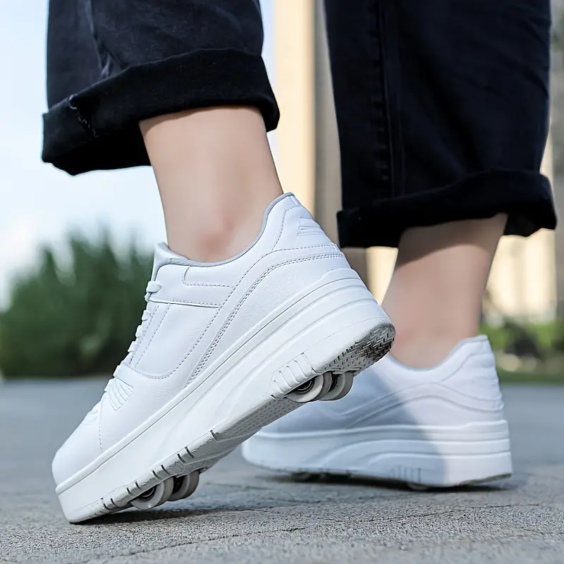 Voksensko: Stilige unisex rullesportssko. Perfekt for fritid og sport, med hjul for rulling.