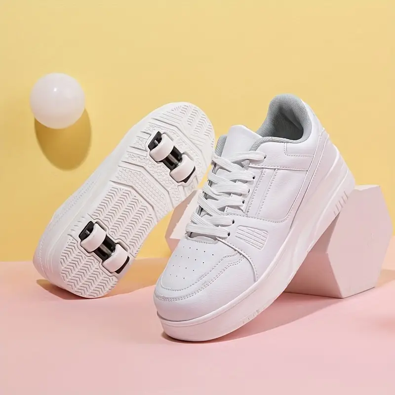 Hvite unisex rullesportssko. Sporty og stilige hjulsko for barn og voksne, klar for eventyr.