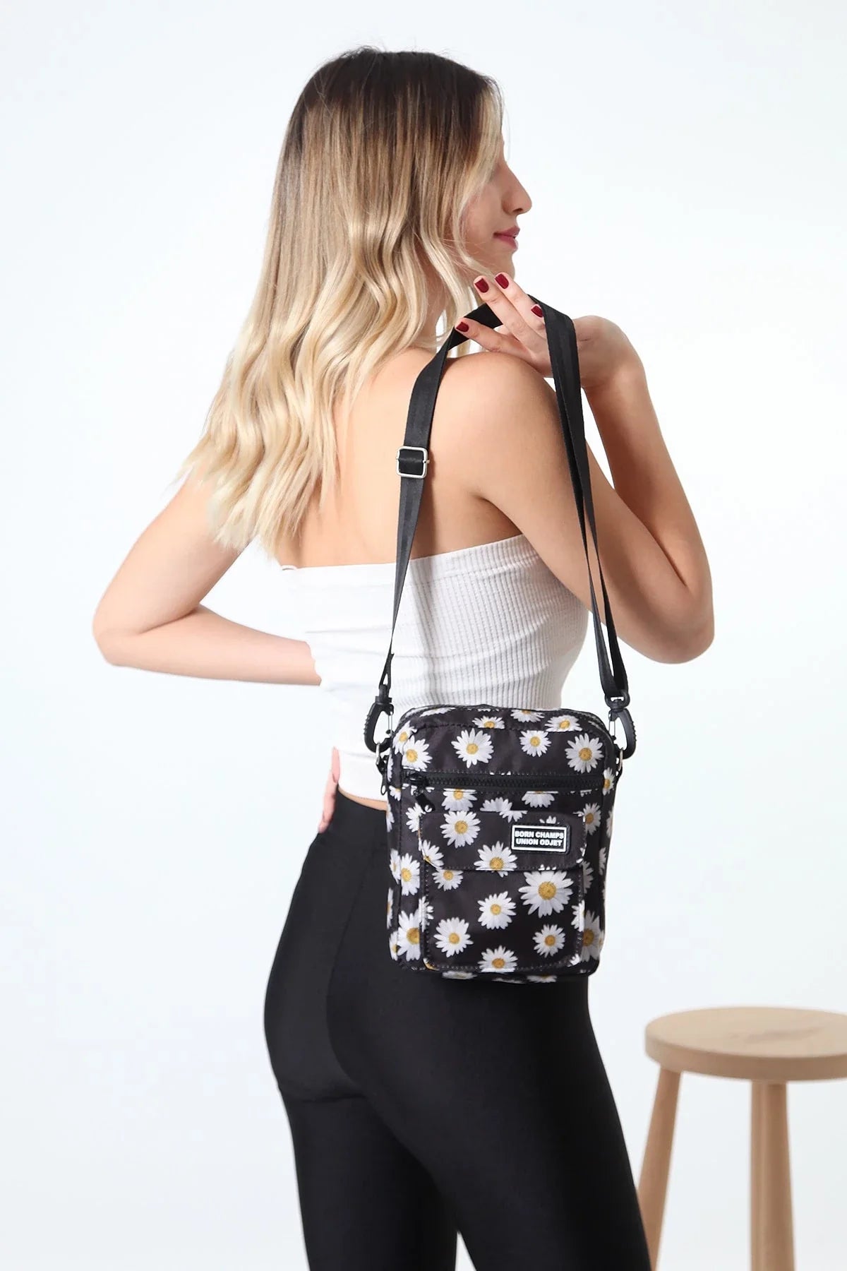 Praktisk unisex skulderveske med tusenfryd og justerbar stropp, perfekt reiseveske i canvas.