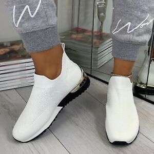 Flere par unisex slip-on fritidssko med pustende mesh i forskjellige farger, allsidige komfortsko.