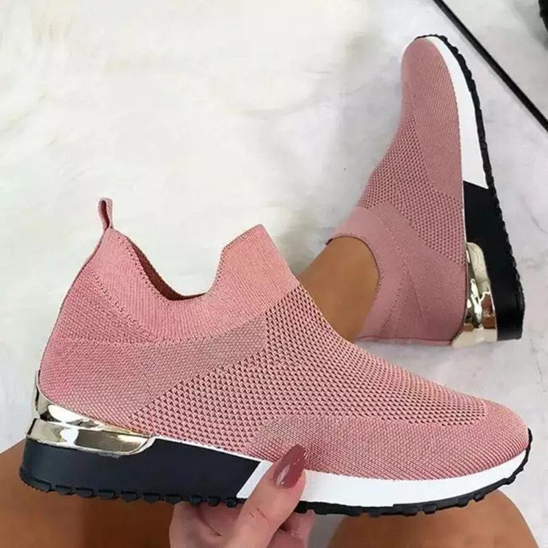 Nærbilde av pustende mesh-overdel på unisex ortopediske slip-on fritidssko, komfortabel passform.