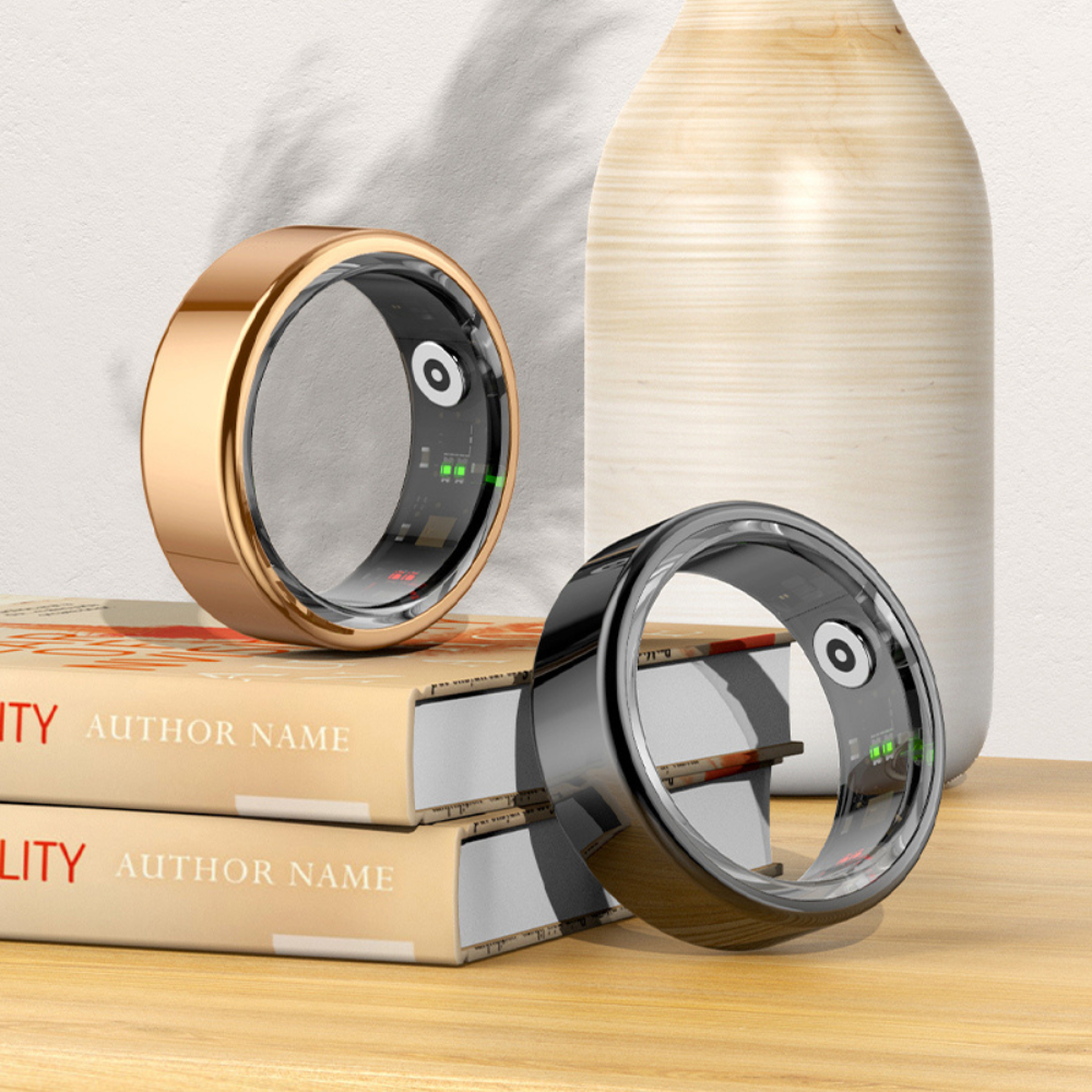 Nærbilde av elegant svart smart ring, viser detaljer for fitness og søvnovervåking.