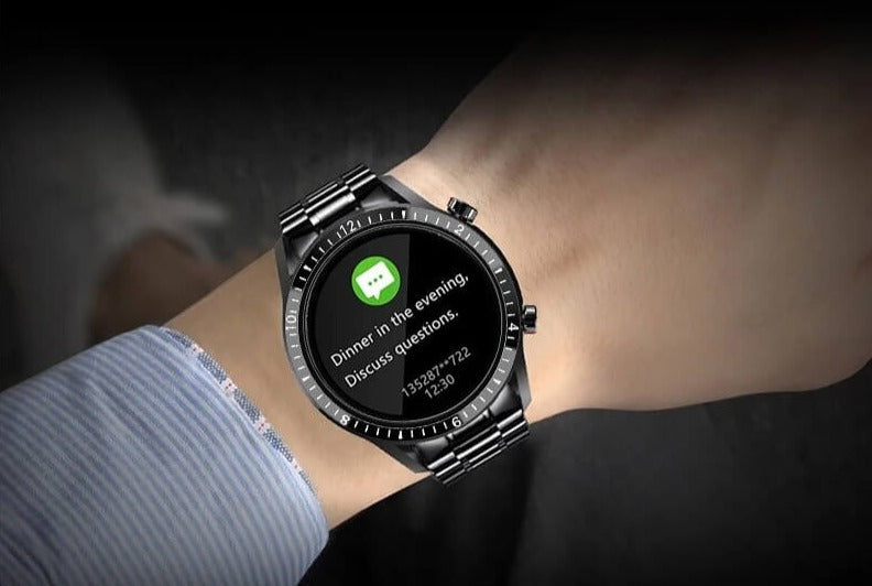 Unisex smartklokke med fokus på helseovervåkning og Bluetooth-tilkobling, på et bord.