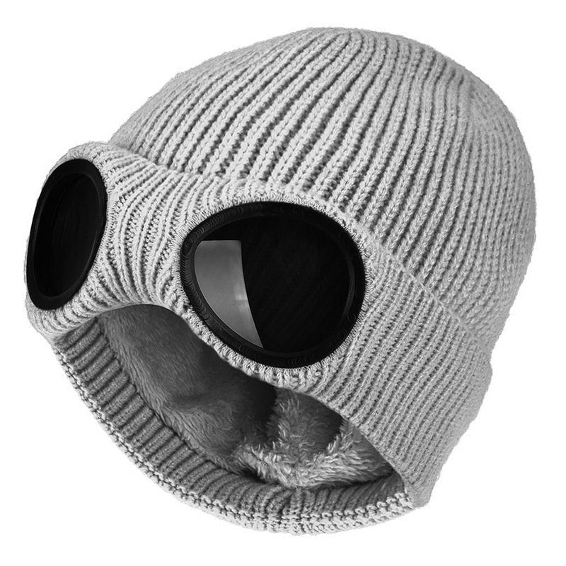 Modell iført trendy unisex strikkelue med briller, viser lue og briller, ideell for utendørsaktiviteter og mote.