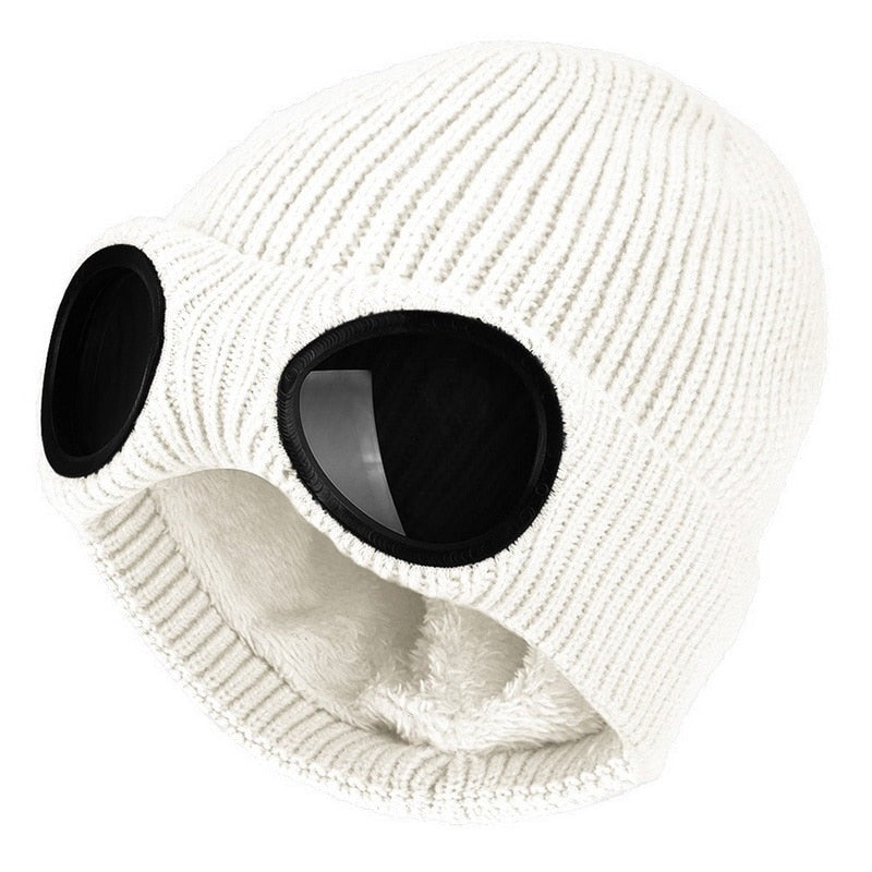 Strikket unisex lue i tykt garn med funksjonelle briller, et must for vintermote og utendørs bruk.
