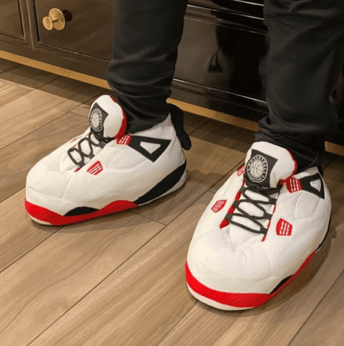 Avslappende unisex tøfler for hjemmet, i stilrent sneakerdesign for varme og velvære.