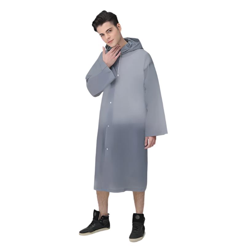 Person iført en lang, vanntett unisex regnkåpe med hette i urban setting.