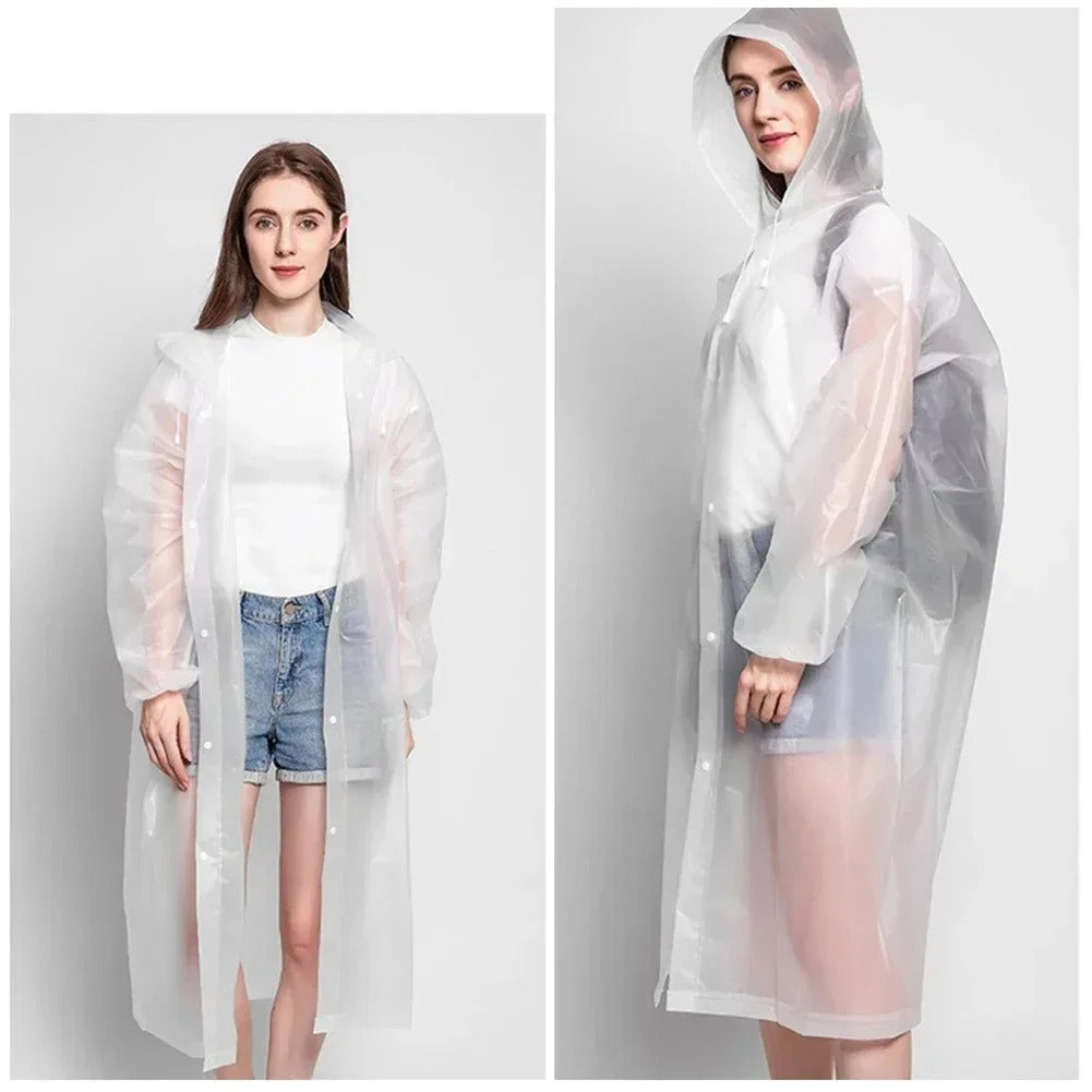 Bakside av lang unisex regnkåpe med hette, demonstrerer full dekning for utendørsaktiviteter.