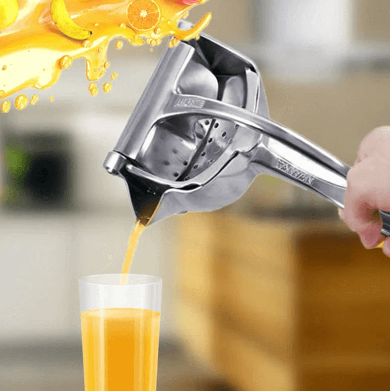 Nærbilde av robust rød manuell juicepresse som effektivt presser saften ut av en appelsin.