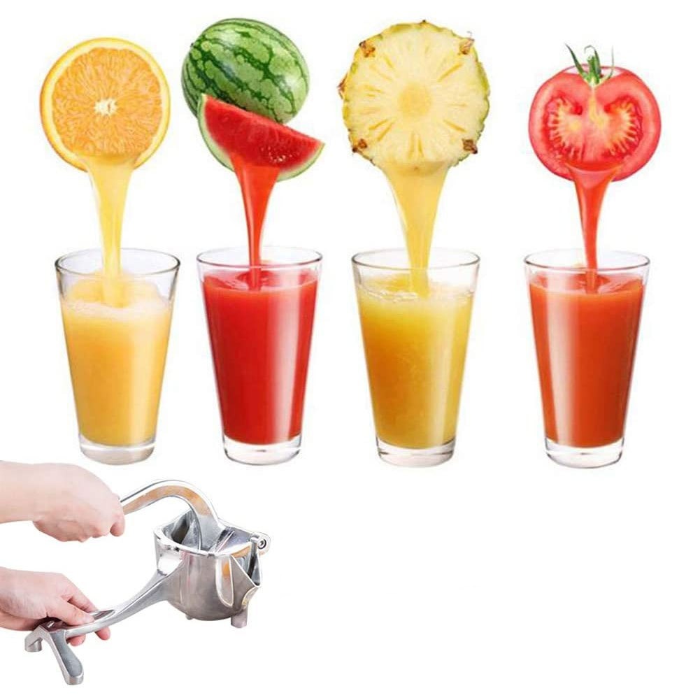 En person bruker den manuelle kjøkkenverktøyet for å presse juice fra ferske sitroner på et kjøkkenbenk.