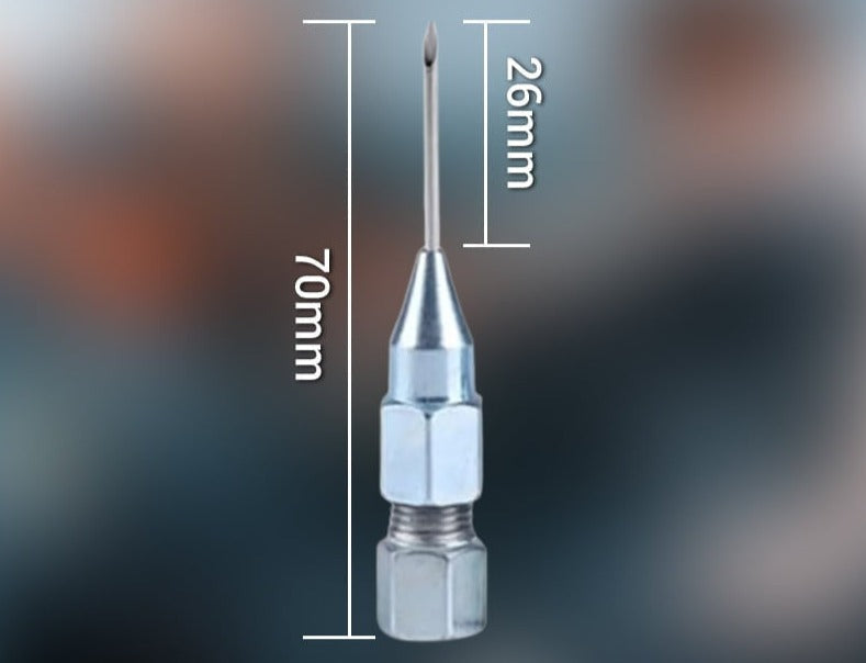 Detalj av universell nålespiss til fettpistol, perfekt for presis smøring og vedlikeholdsarbeid