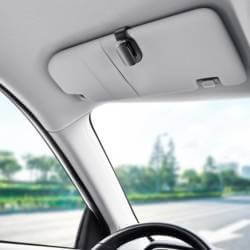 Smart gadget for bilen: Universal brilleholder som holder solbriller trygt på plass under kjøreturen.