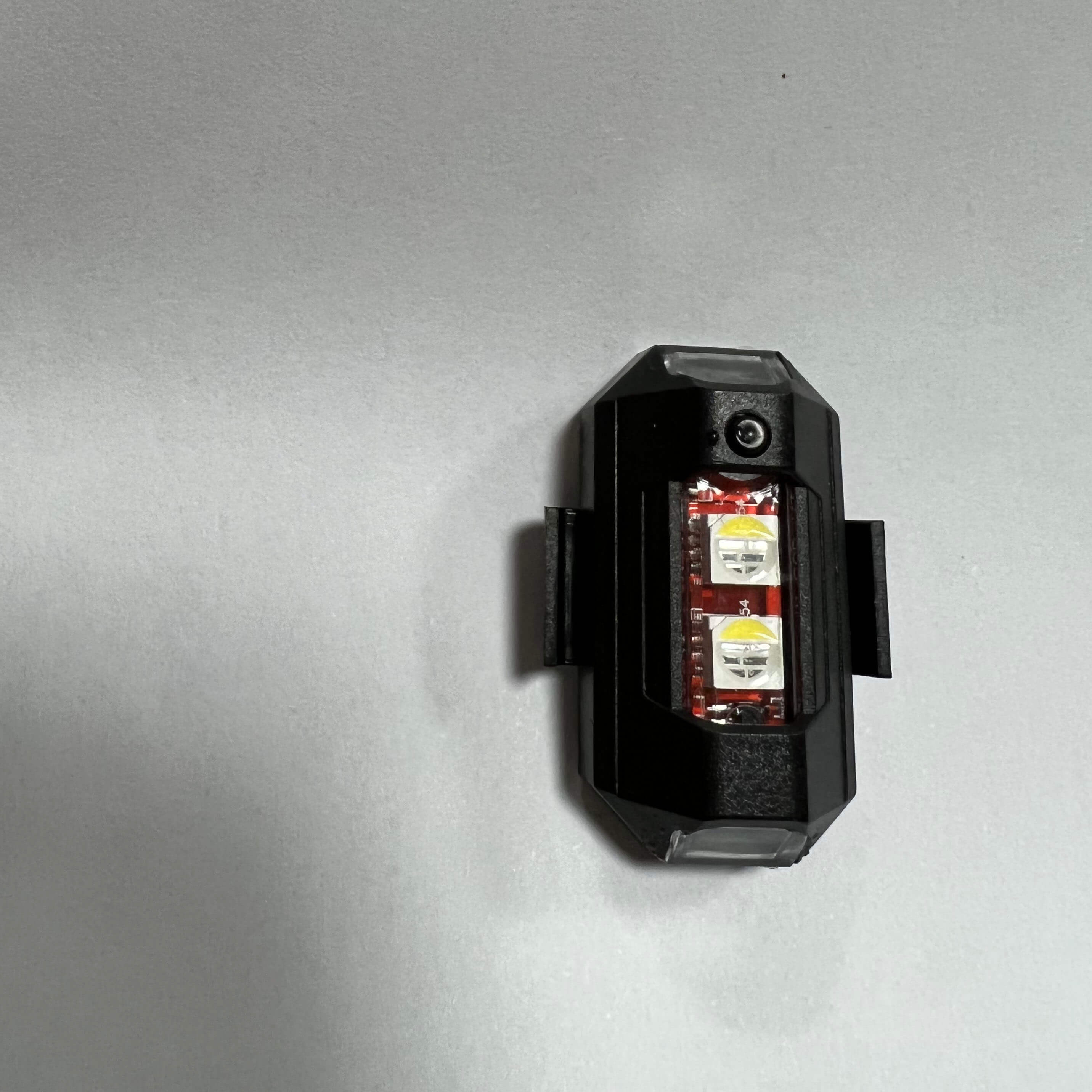 Universal LED-varsellampe for sykkel, bil, motorsykkel og drone. Robust og synlig.