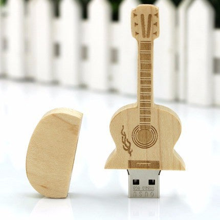 Lukket tre USB-minnepinne i gitarform, praktisk og stilig lagringsenhet