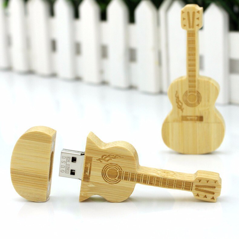 Detaljert bilde av USB-minnepinne i tre med gitarhals og strenger design