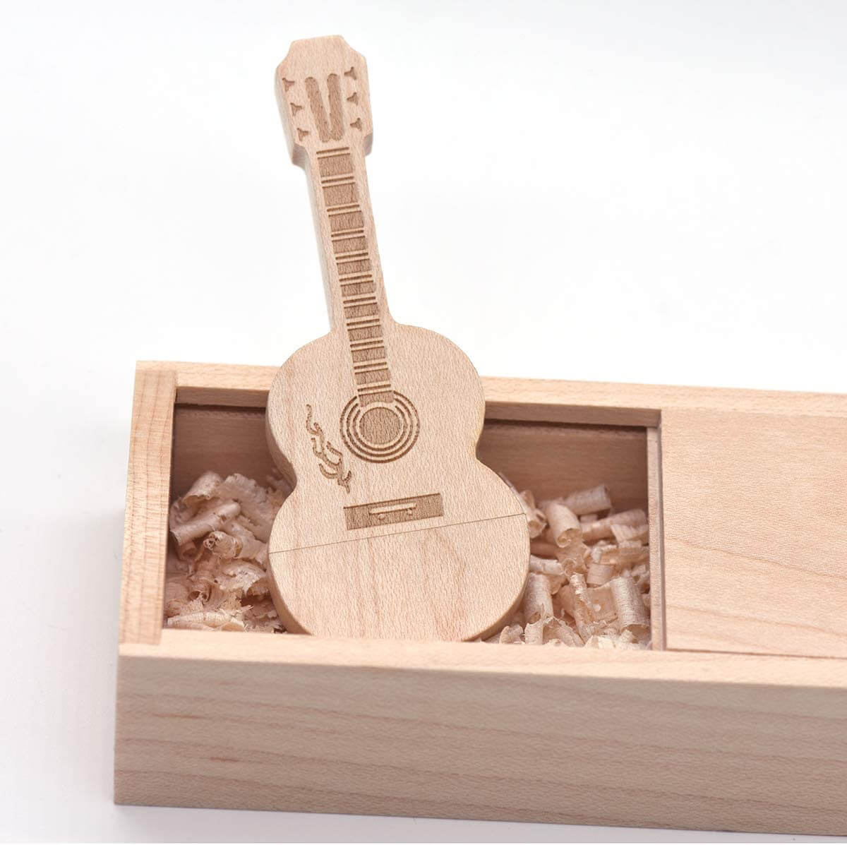 Nærbilde av kornmønsteret på tre USB-minnepinnen med gitardesign