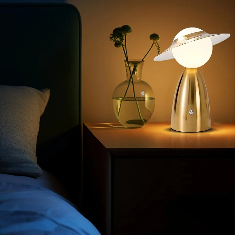 Nattbordslampe med integrert LED og berøringsdimmer. Oppladbar og bærbar for komfortabel lesing.