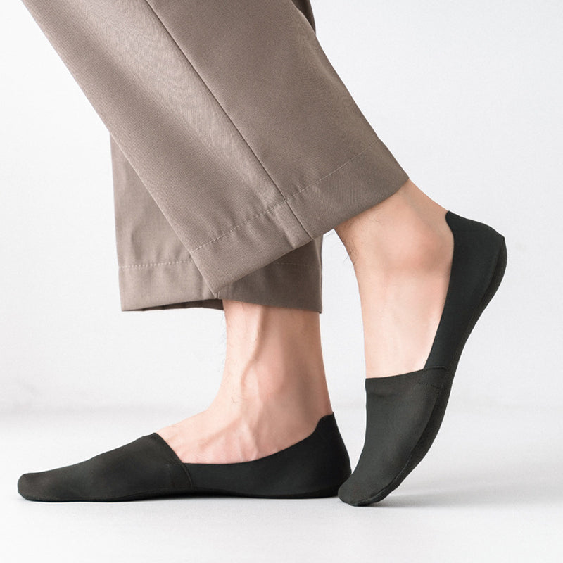 "Usynlige antiskli sokker for kvinner, svart, elegant design, pustende materiale, perfekte for pumps og joggesko."