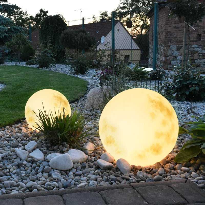 "Utendørs hagelampe i månedesign med varmt, svakt LED-lys, perfekt for magisk stemning i hagen, slitesterk og elegant."