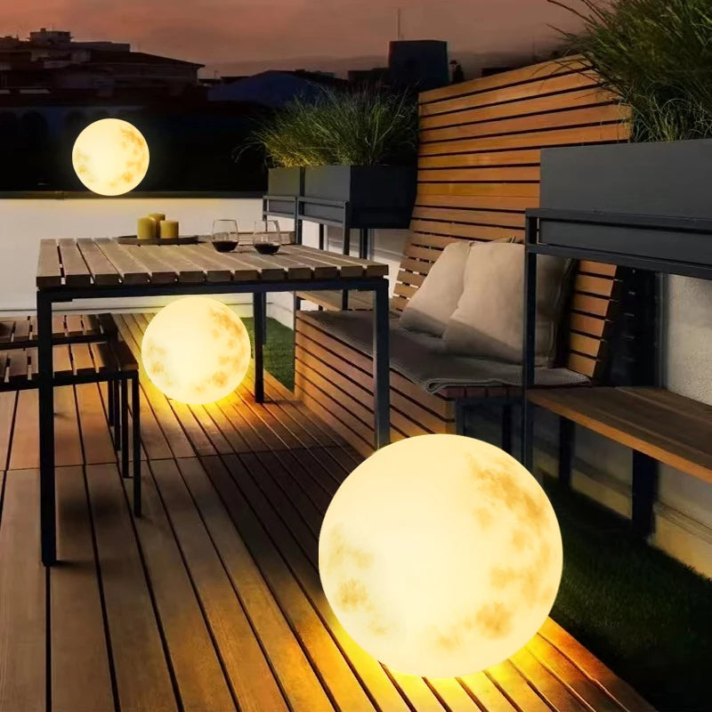 "Utendørs hagelampe i månedesign med varmt, svakt LED-lys, perfekt for magisk stemning i hagen, slitesterk og elegant."