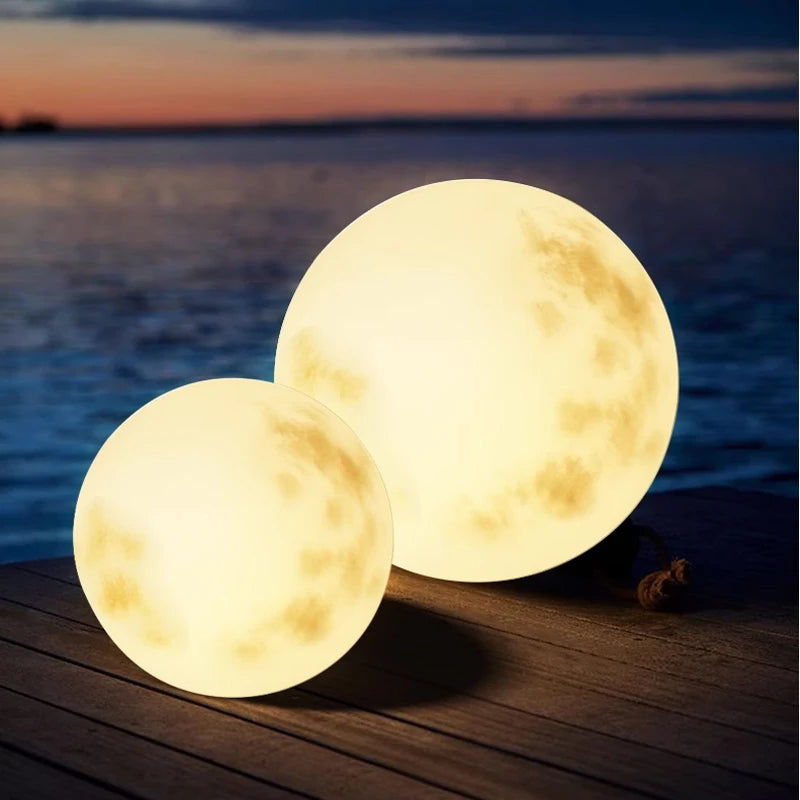 "Utendørs hagelampe i månedesign med varmt, svakt LED-lys, perfekt for magisk stemning i hagen, slitesterk og elegant."