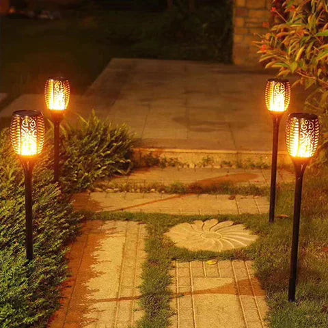 "Utendørs solcellelampe med flammeeffekt og vanntett design, lyser opp hage og uterom med fortryllende atmosfære."
