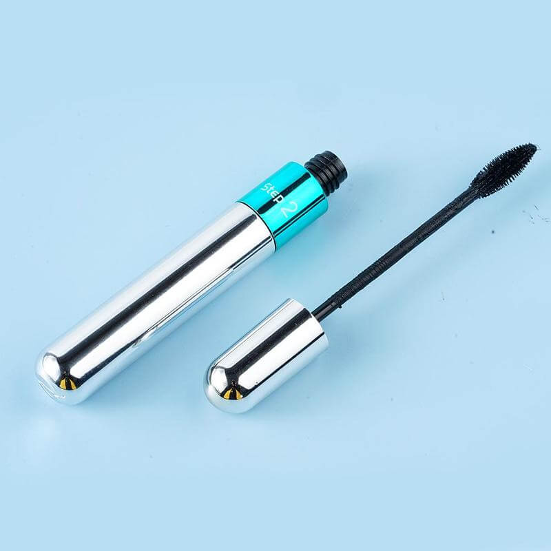 Svart, elegant designet tube med premium 4D vannfast mascara for dame. Kosmetikk.