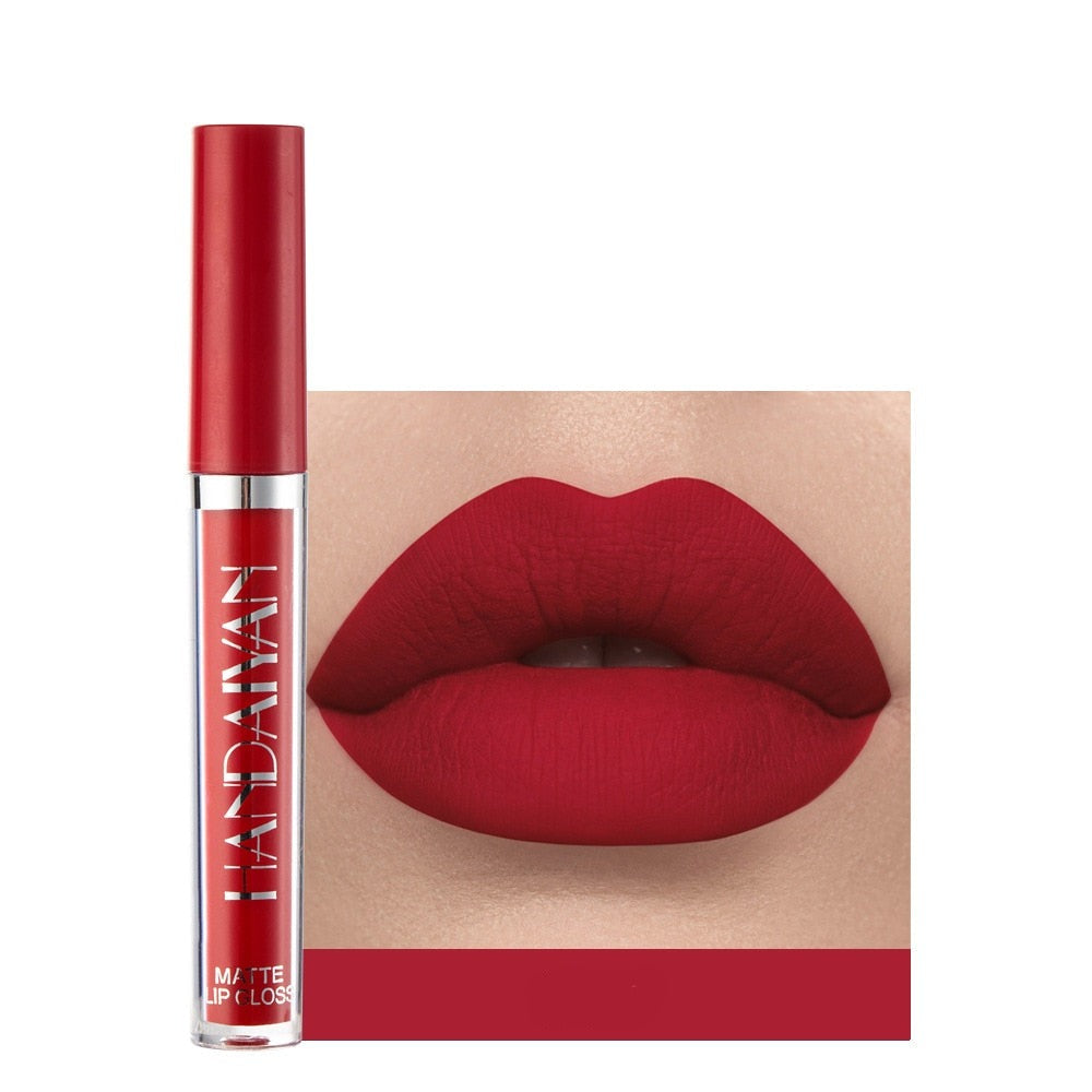 Leppestiftemballasje med logo, fremhever ordene 'Waterproof Matte Lipstick'. Leppeprodukt.