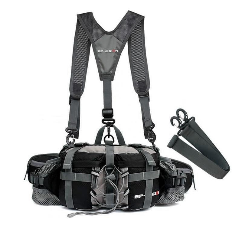 Vanntett midjepose i nylon med flaskeholder, romslig design, tre frontlommer og justerbar stropp. Perfekt for turer.