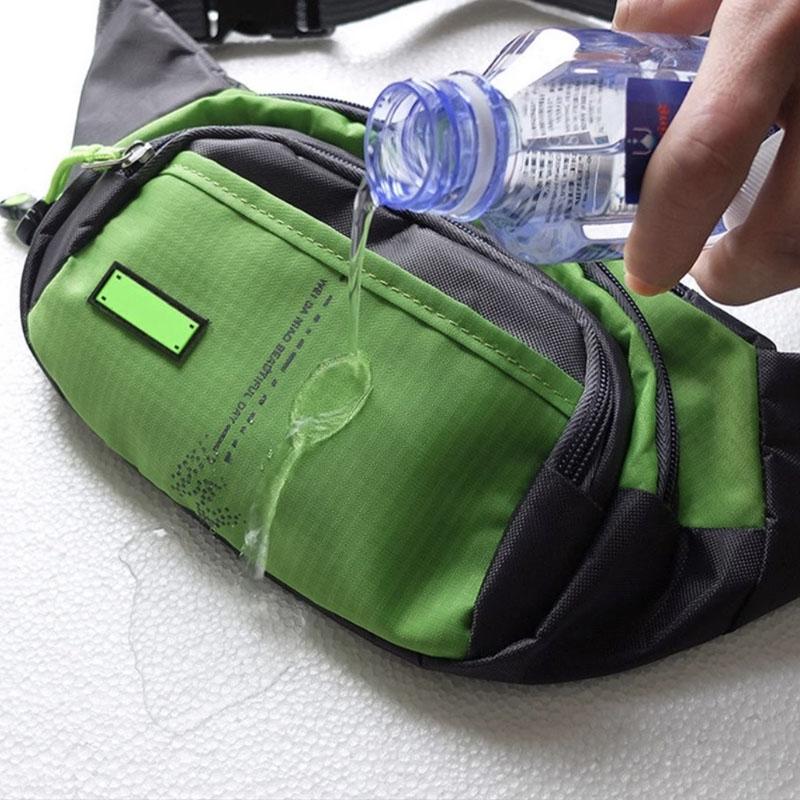 "Vanntett multifunksjonell midje bag i svart nylon, justerbart belte, flere rom, ideell for utendørsaktiviteter."