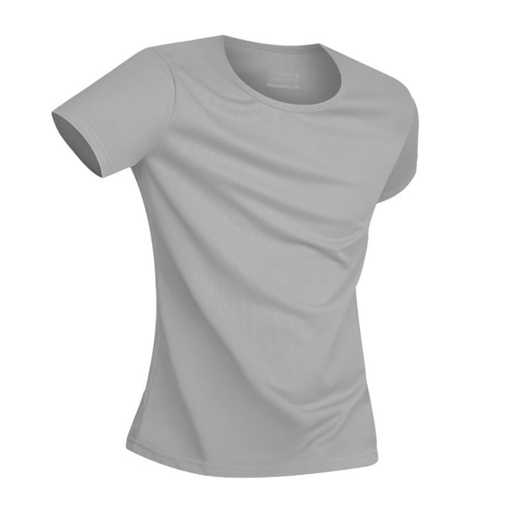 Nærbilde av det flekkavvisende materialet på en menns t-skjorte i polyester, for sport.