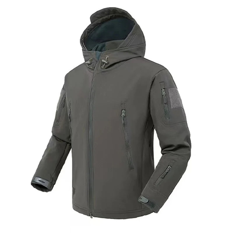 Vann- og vindtett softshell turjakke for menn. Ideell for friluftsliv, sport og utendørsaktiviteter.