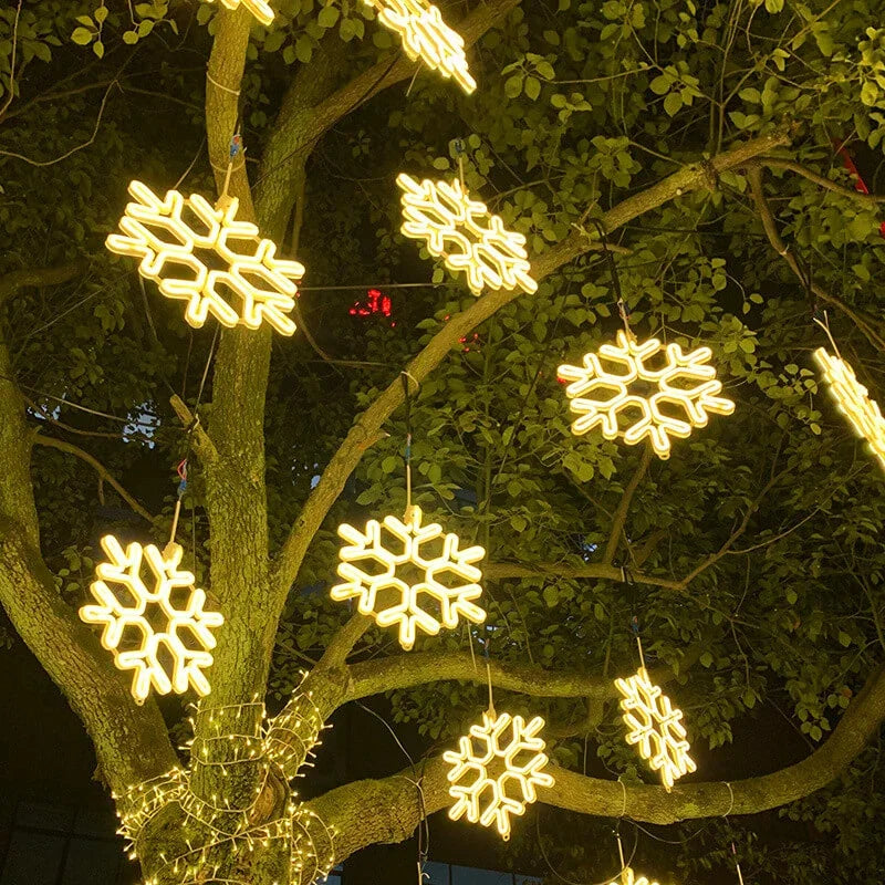 Vanntett utendørs LED-snøfnugglys med glødende snøfnugg i fall, IP65, flere farger, perfekt for juledekorasjon.