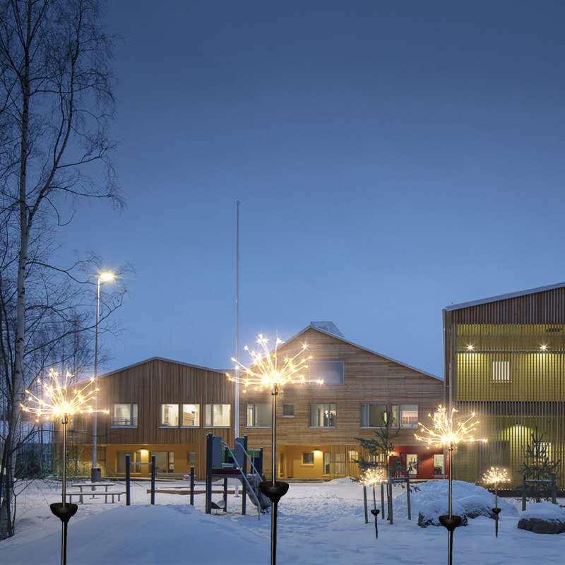 "Vanntette solcelledrevne fyrverkeri hagelys i hage, med varme glødende farger for dekorativt uteområde"