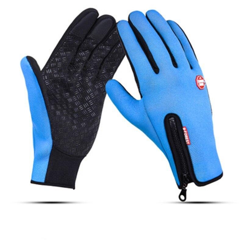 Modell bruker vanntette termiske hansker for unisex under sykling i vinterlandskap.