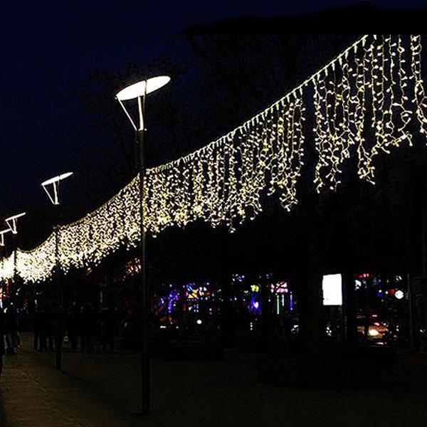 Varm hvit LED-istapplyslenke, 3m lang med 95 lys, elegant design for innendørs og utendørs dekorasjon.