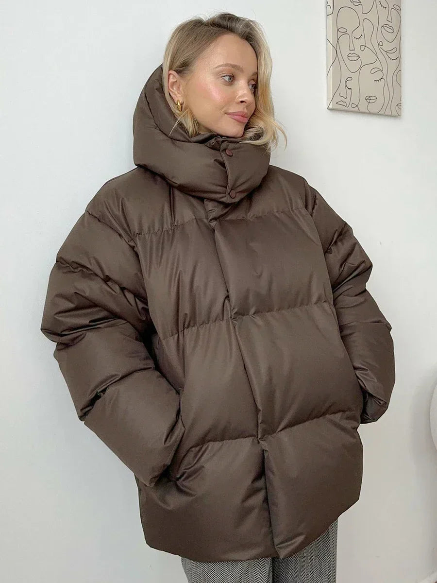Trendy oversized damejakke, polstret og varm for vinteren. Ideell hverdagsjakke med funksjonelle lommer.