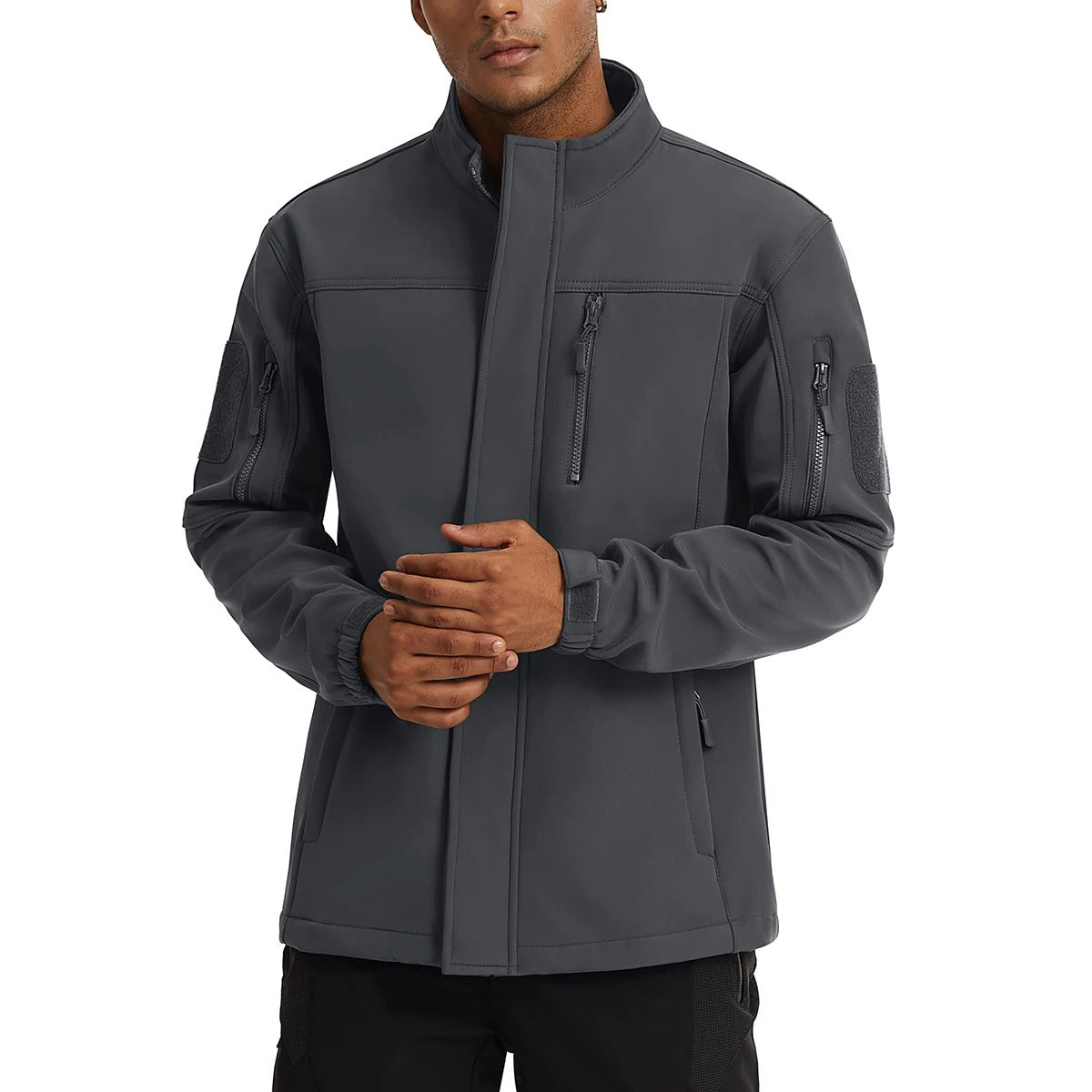 Detaljbilde av en softshell vinterjakke for menn, viser kvalitetsmateriale og glidelås.