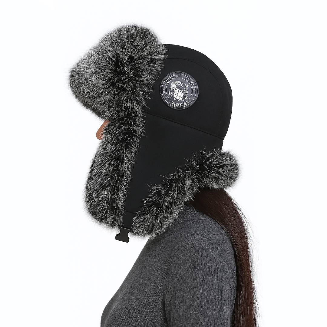 Stilig trapperlue i unisex design med varme øreklaffer og fuskepels, perfekt for ski og vintermote.
