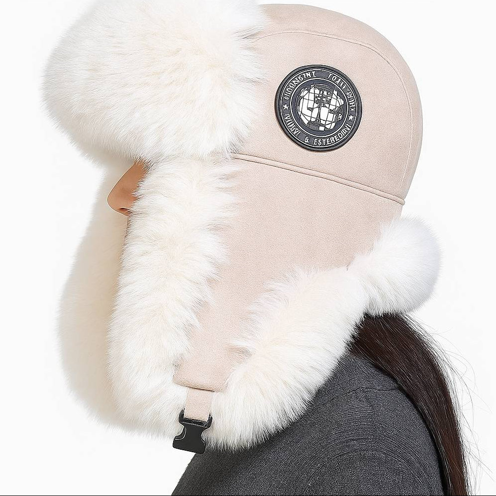 Unisex øreklafflue med tykk fuskepels og varmt fôr, designet for maksimal varme på kalde vinterdager.