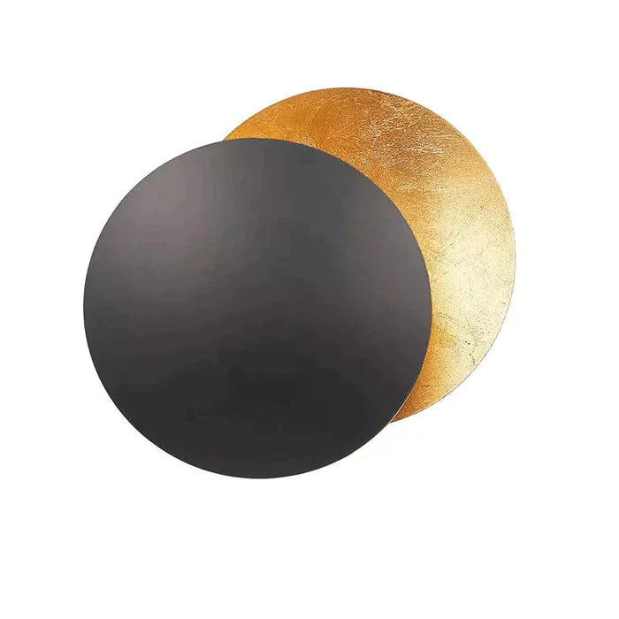 "Vegglampe med solformørkelseffekt, elegant design, to gylne roterende skiver, tilgjengelig i gull og kobber."